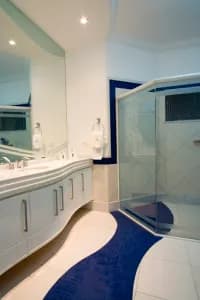 Design e criatividade invadem banheiros contemporâneos