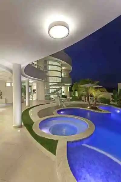 Curvas no lazer da Casa Paraíso