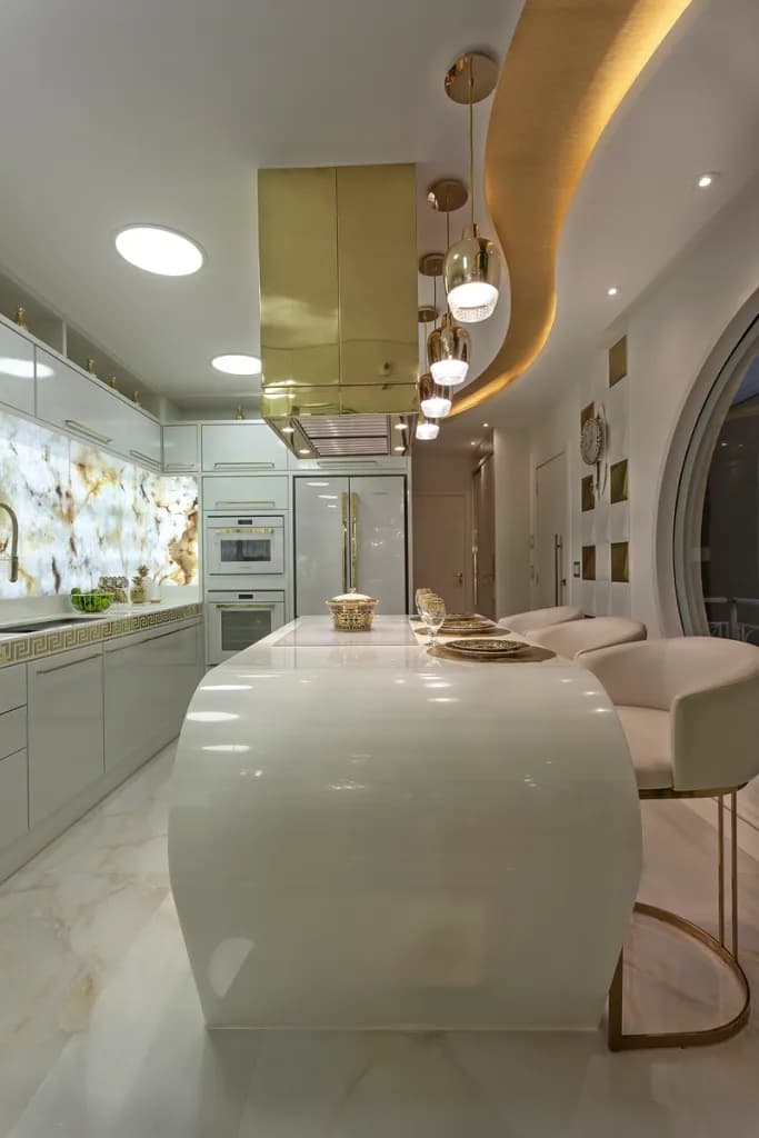 Toda branca e dourada – design de interiores